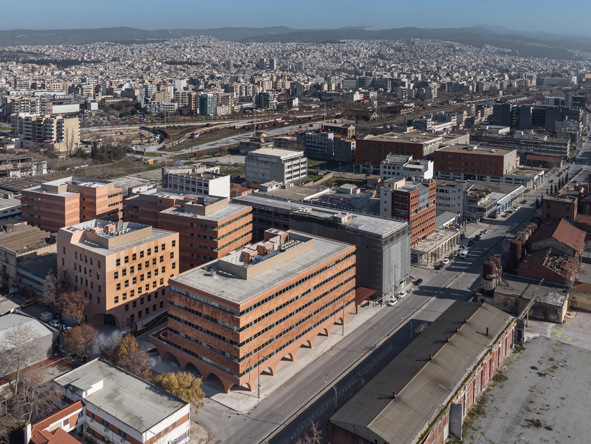 HUB26可持续办公综合体 / Divercity Architects