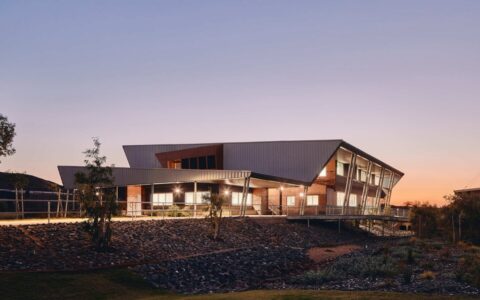 卡拉萨高中：技术学习设施 / iredale pedersen hook architects