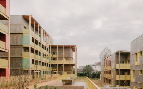 特雷武84套住宅单元 / Tectonique