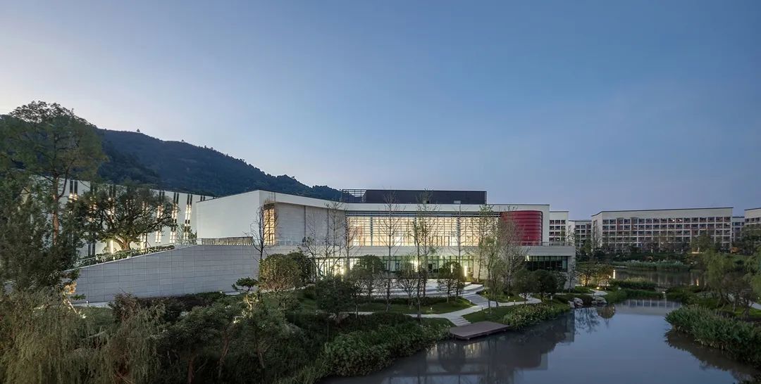 成都工业学院宜宾校区学生活动中心 / TJAD新作