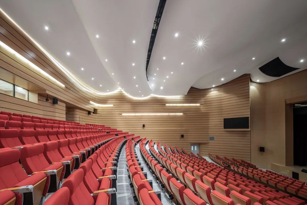 成都工业学院宜宾校区学生活动中心 / TJAD新作