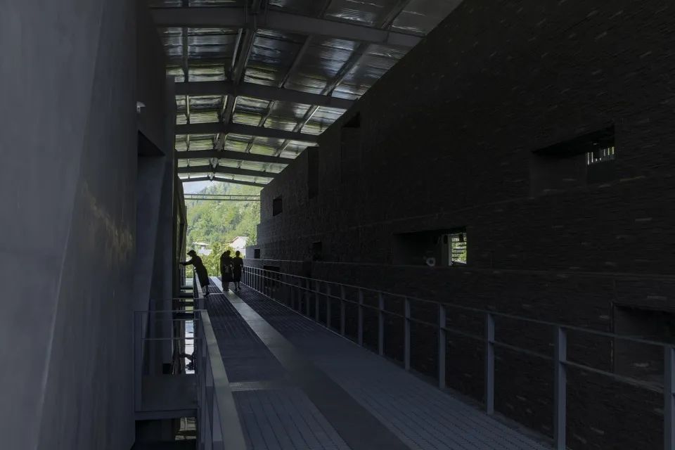 天堑与巨石——“绵茂公路”纪念展览馆设计 / 上海交通大学设计学院昊德工作室