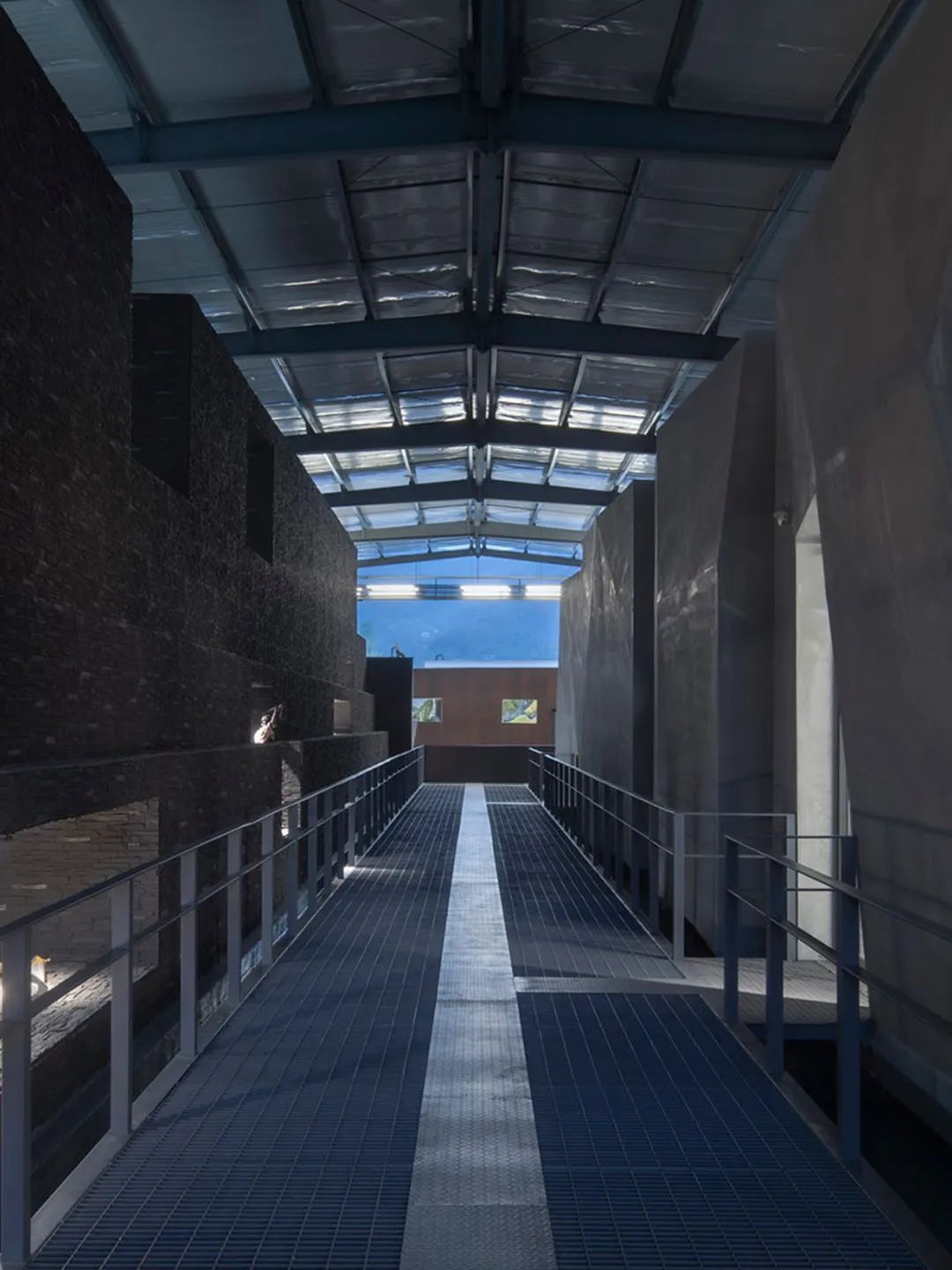 天堑与巨石——“绵茂公路”纪念展览馆设计 / 上海交通大学设计学院昊德工作室