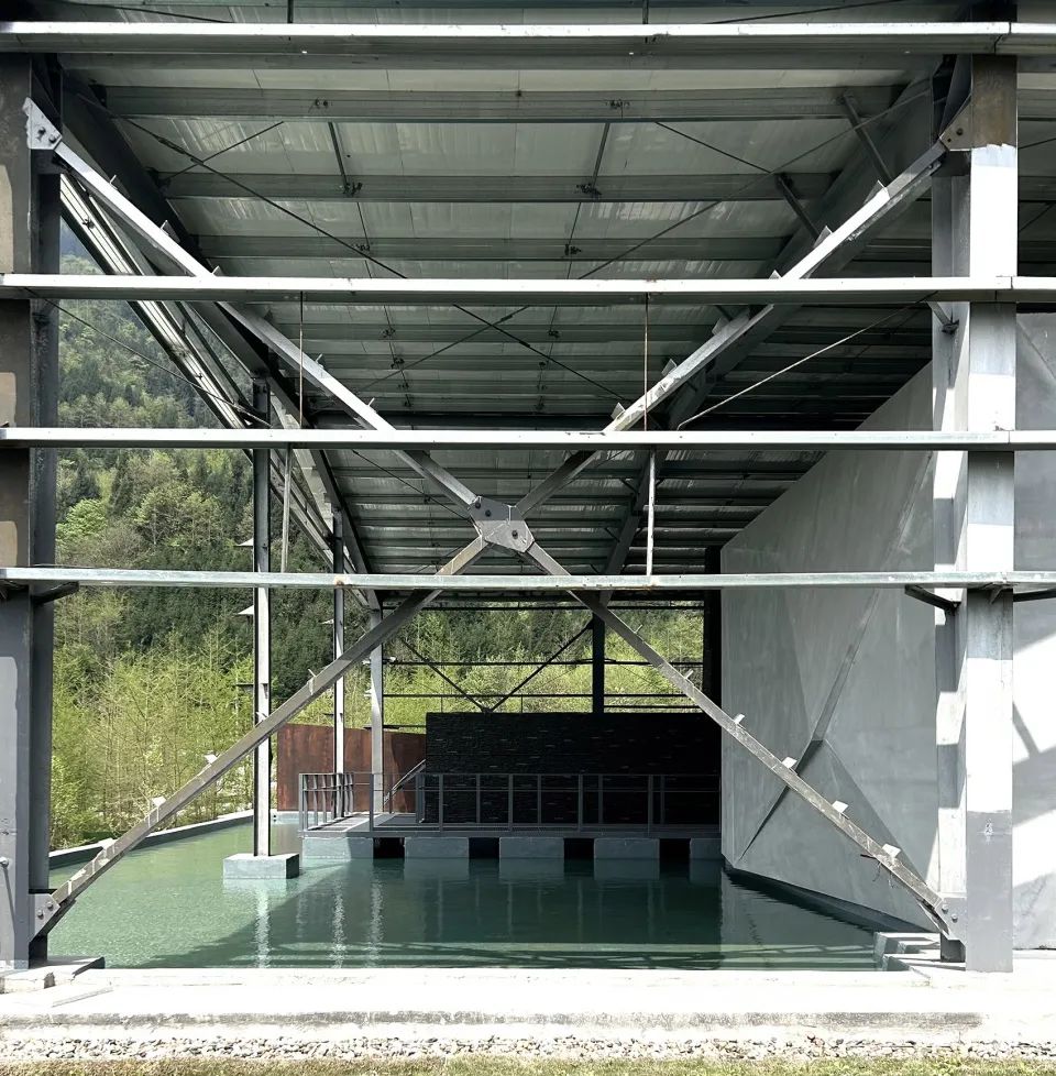 天堑与巨石——“绵茂公路”纪念展览馆设计 / 上海交通大学设计学院昊德工作室