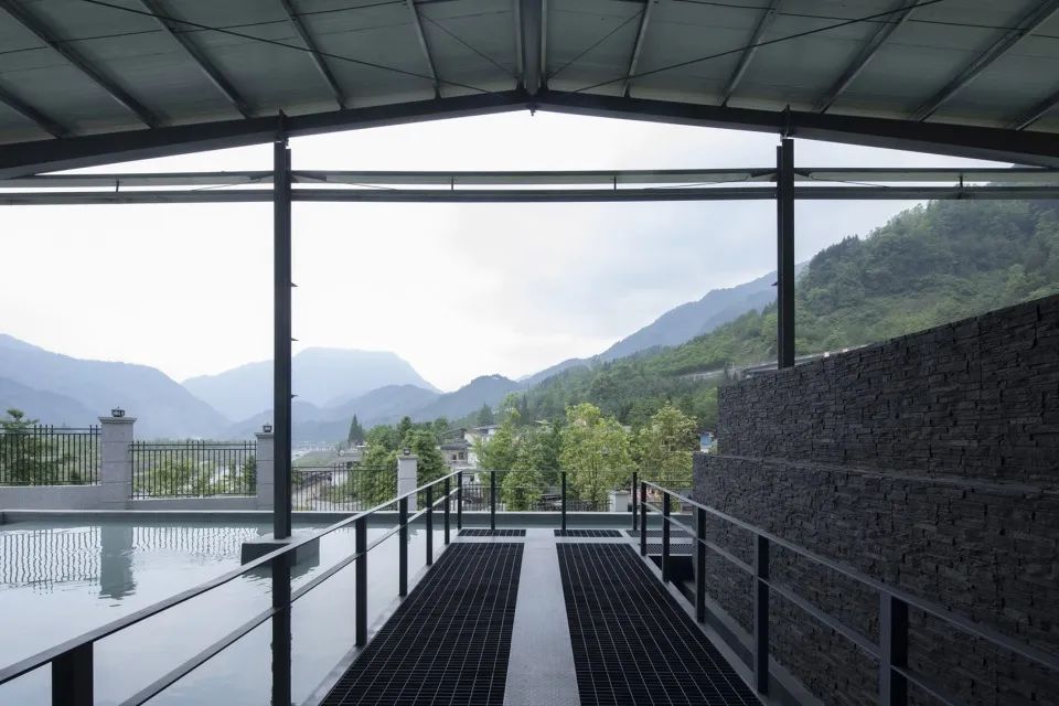 天堑与巨石——“绵茂公路”纪念展览馆设计 / 上海交通大学设计学院昊德工作室