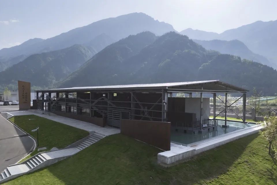 天堑与巨石——“绵茂公路”纪念展览馆设计 / 上海交通大学设计学院昊德工作室