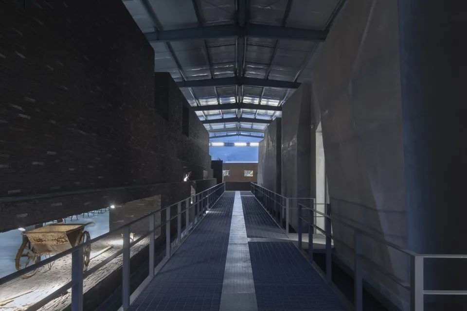 天堑与巨石——“绵茂公路”纪念展览馆设计 / 上海交通大学设计学院昊德工作室