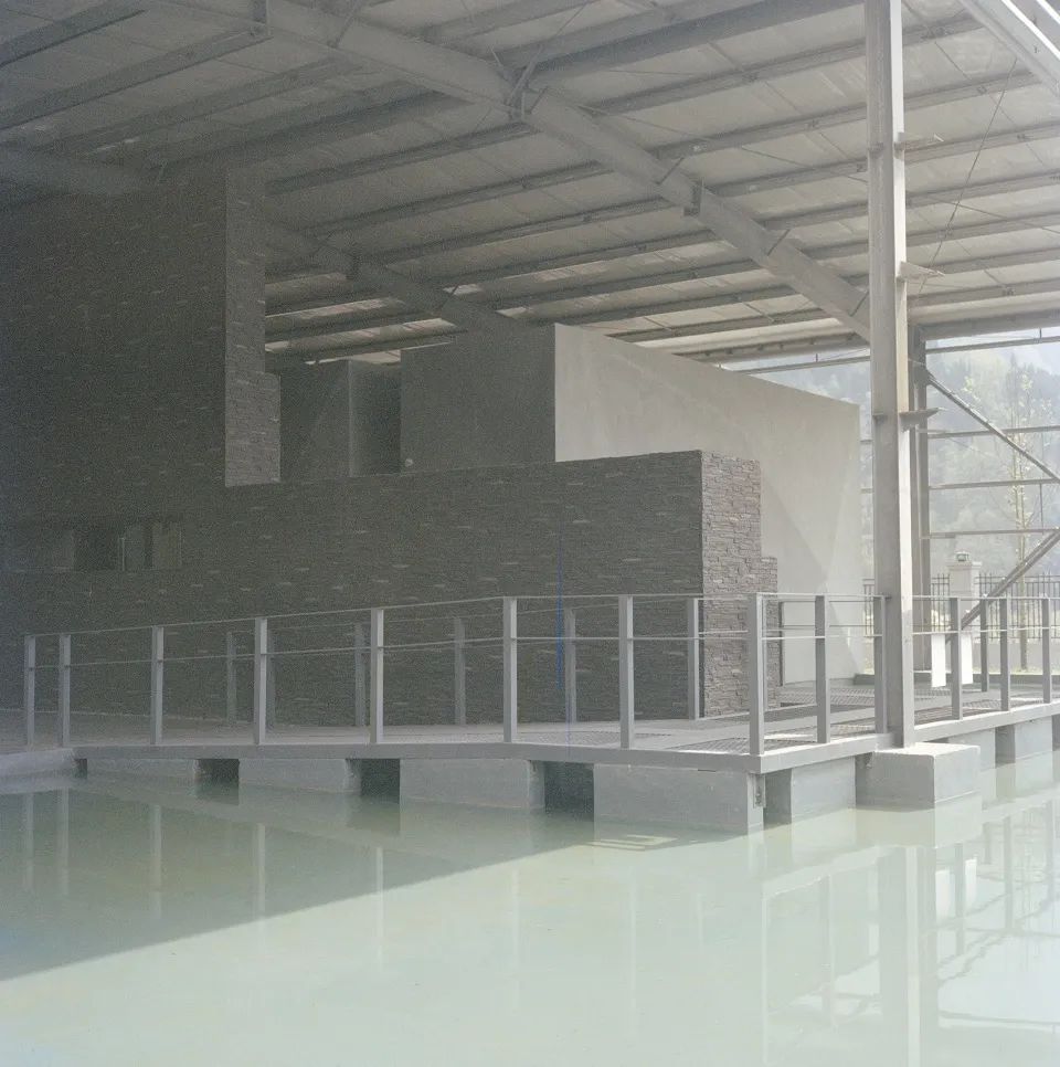 天堑与巨石——“绵茂公路”纪念展览馆设计 / 上海交通大学设计学院昊德工作室