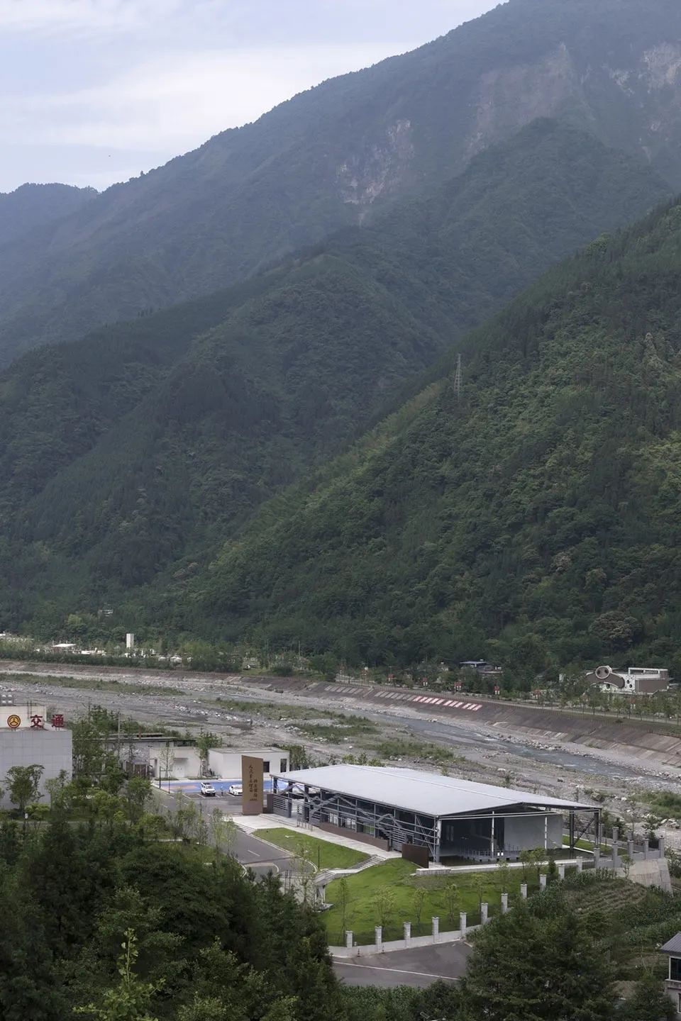 天堑与巨石——“绵茂公路”纪念展览馆设计 / 上海交通大学设计学院昊德工作室