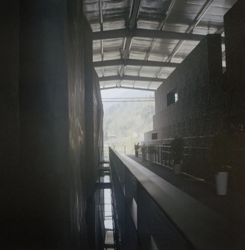 天堑与巨石——“绵茂公路”纪念展览馆设计 / 上海交通大学设计学院昊德工作室
