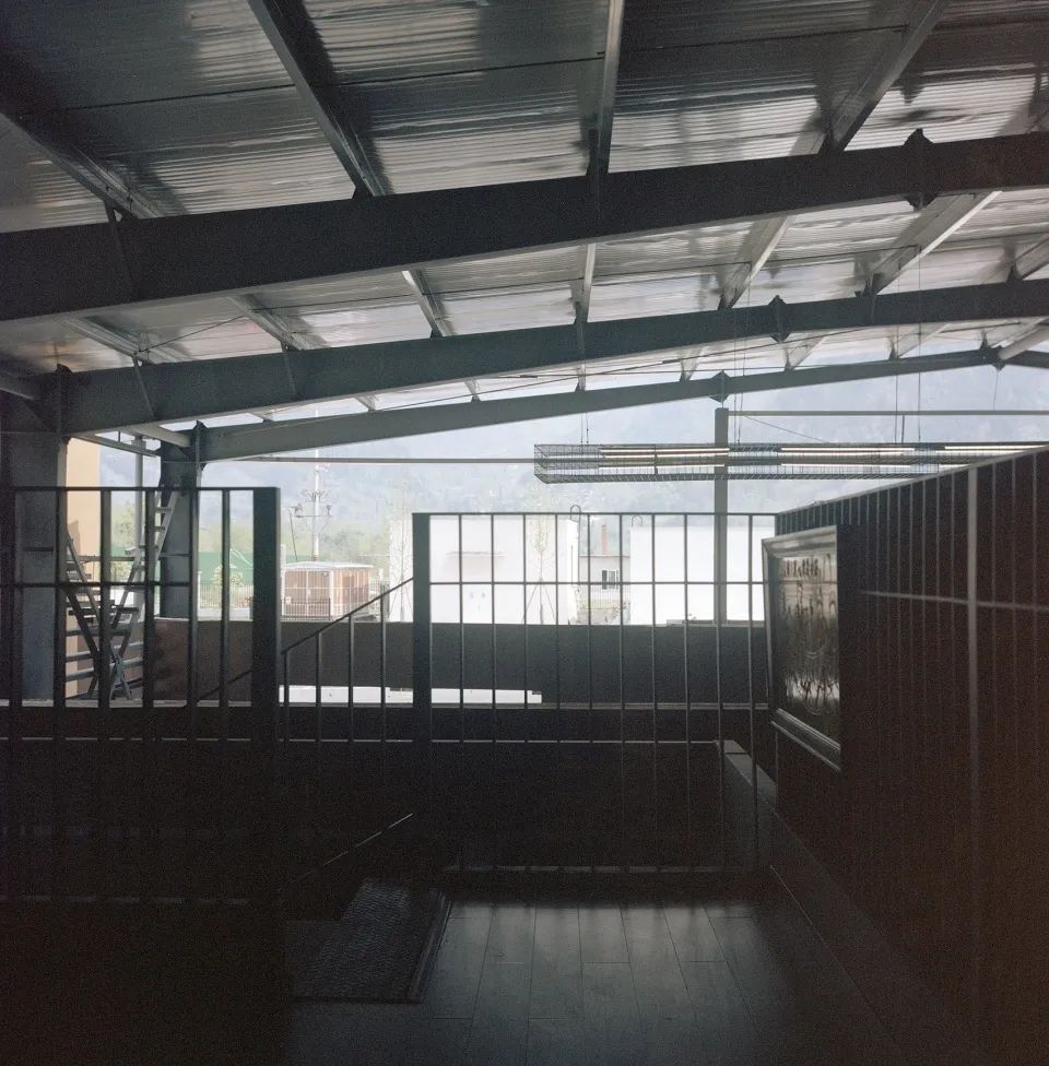 天堑与巨石——“绵茂公路”纪念展览馆设计 / 上海交通大学设计学院昊德工作室