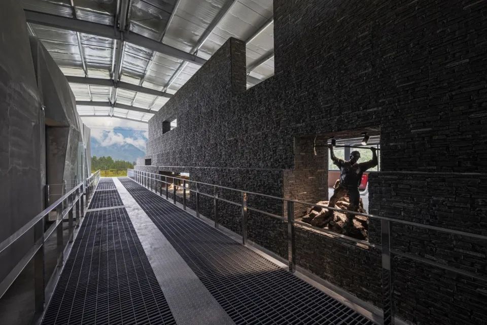 天堑与巨石——“绵茂公路”纪念展览馆设计 / 上海交通大学设计学院昊德工作室