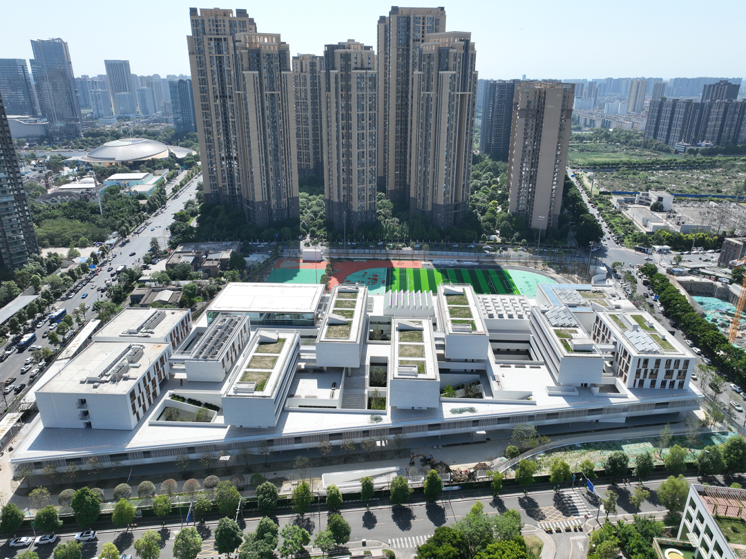 成都天府新区海洋路中学 / 长物建筑事务所
