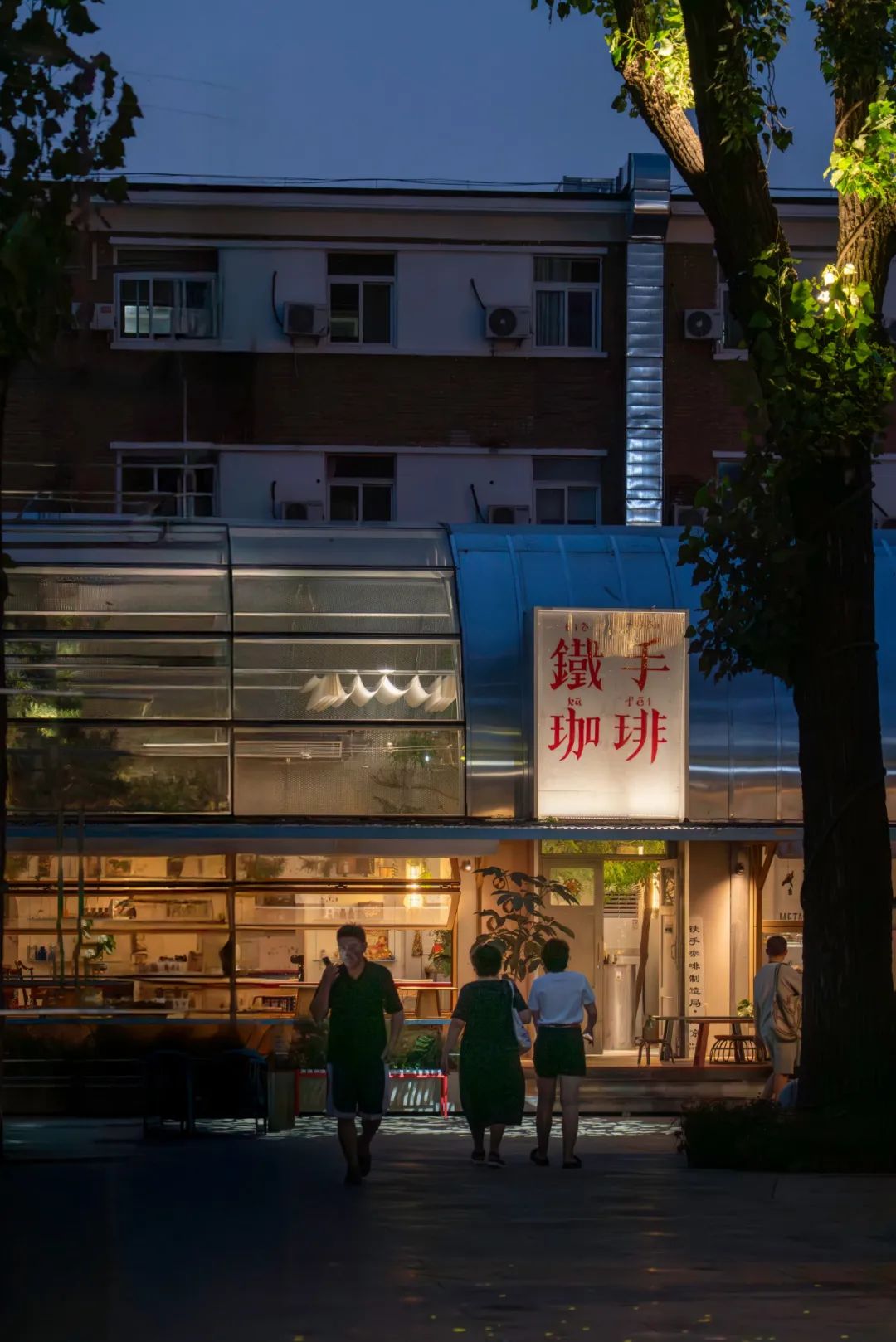 铁手咖啡友谊商店花园店 / 申江海建筑事务所