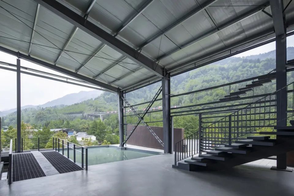 天堑与巨石——“绵茂公路”纪念展览馆设计 / 上海交通大学设计学院昊德工作室