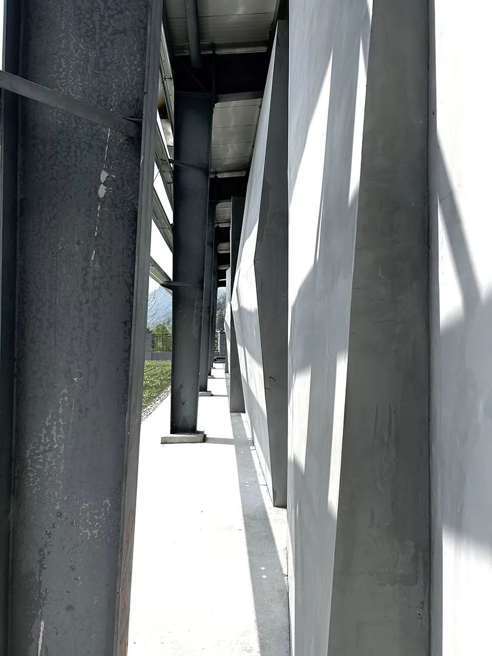 天堑与巨石——“绵茂公路”纪念展览馆设计 / 上海交通大学设计学院昊德工作室