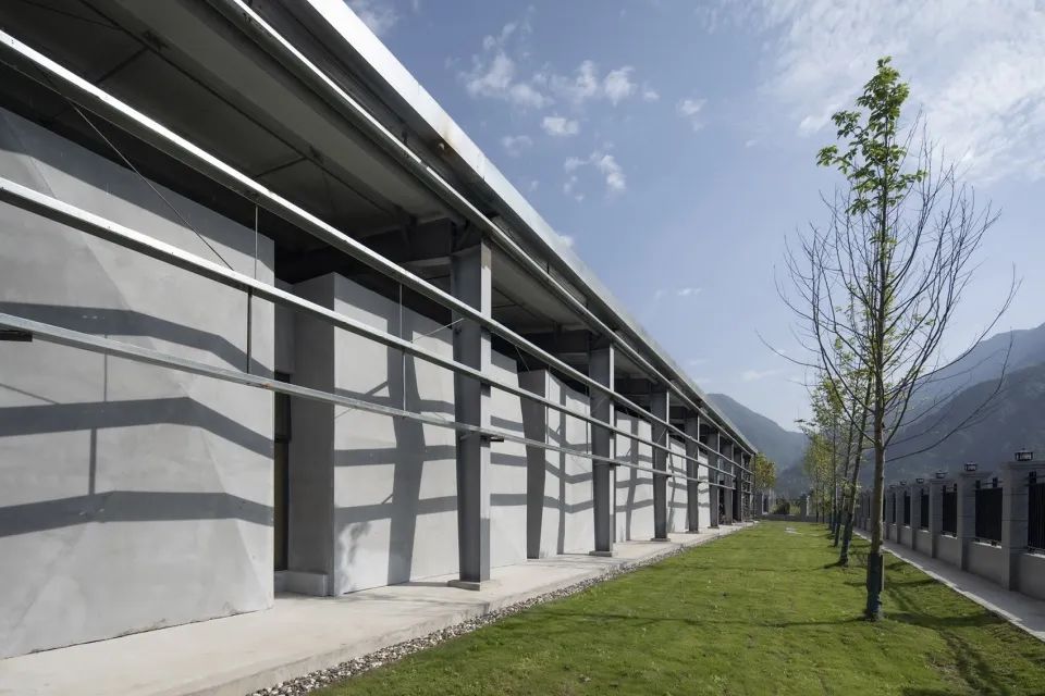 天堑与巨石——“绵茂公路”纪念展览馆设计 / 上海交通大学设计学院昊德工作室