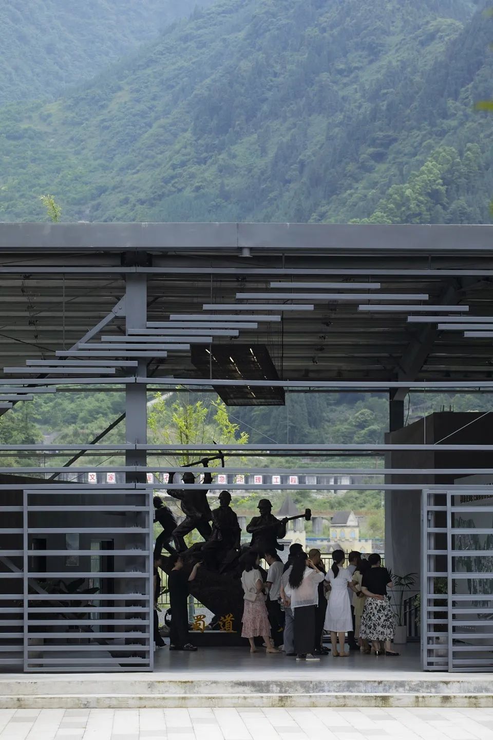 天堑与巨石——“绵茂公路”纪念展览馆设计 / 上海交通大学设计学院昊德工作室