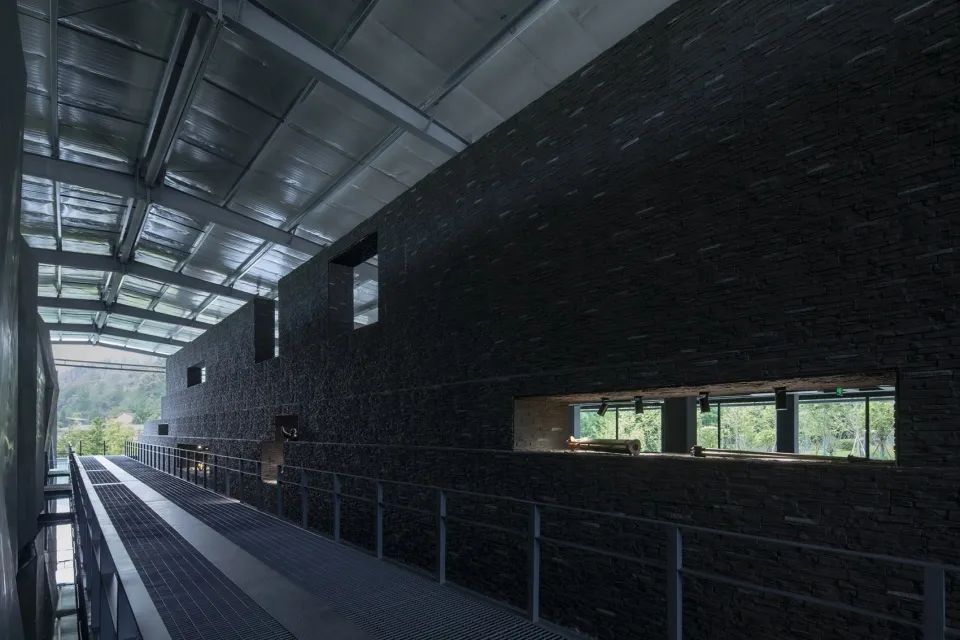 天堑与巨石——“绵茂公路”纪念展览馆设计 / 上海交通大学设计学院昊德工作室