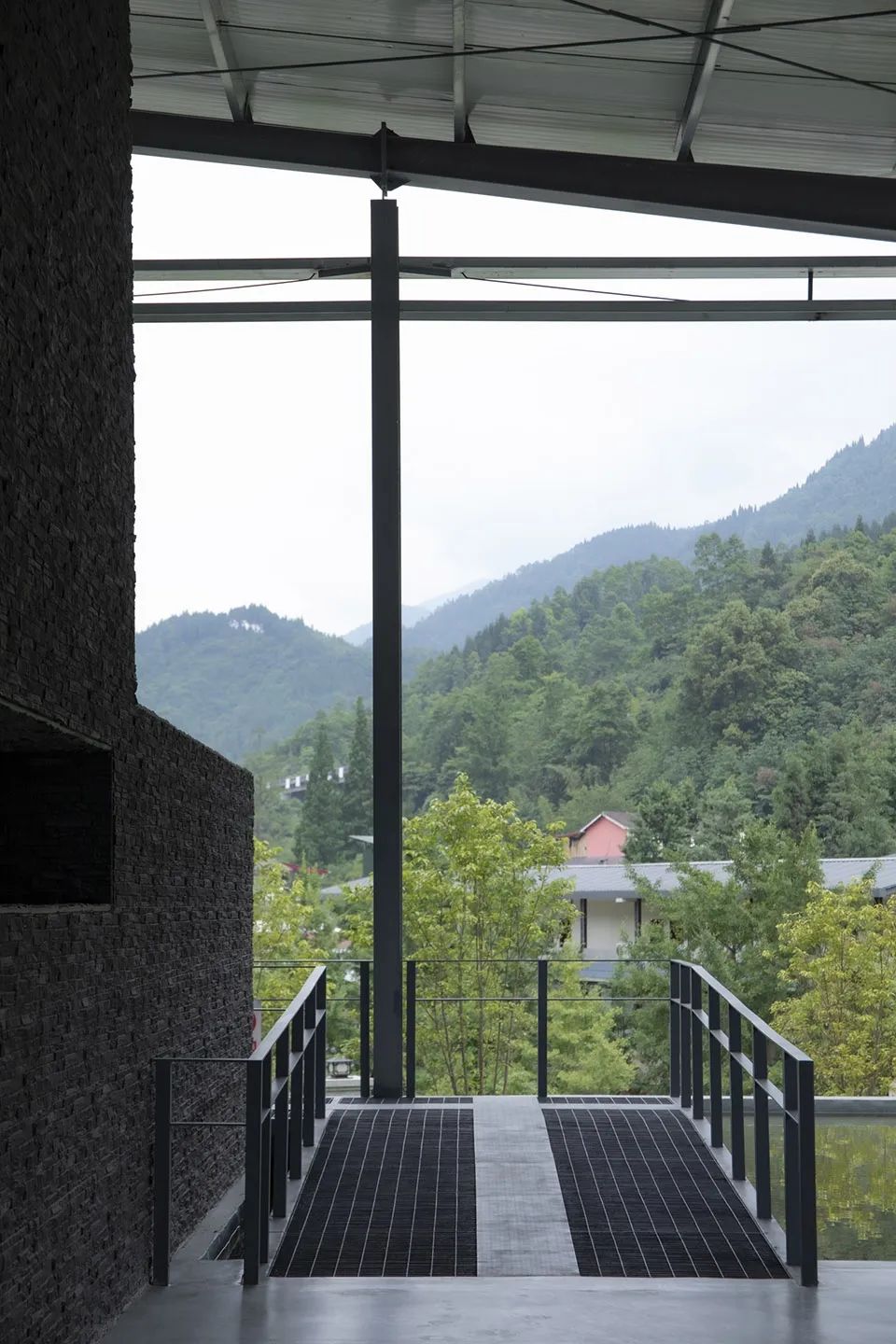 天堑与巨石——“绵茂公路”纪念展览馆设计 / 上海交通大学设计学院昊德工作室