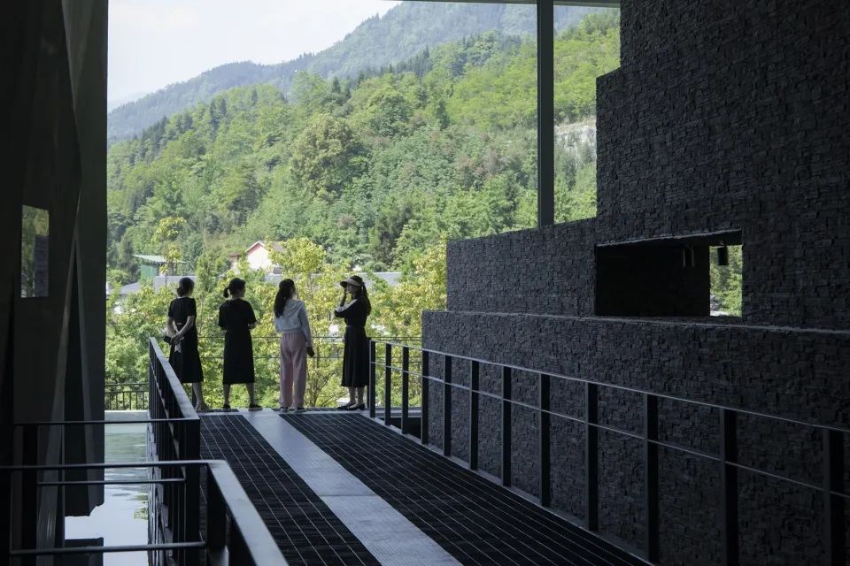 天堑与巨石——“绵茂公路”纪念展览馆设计 / 上海交通大学设计学院昊德工作室