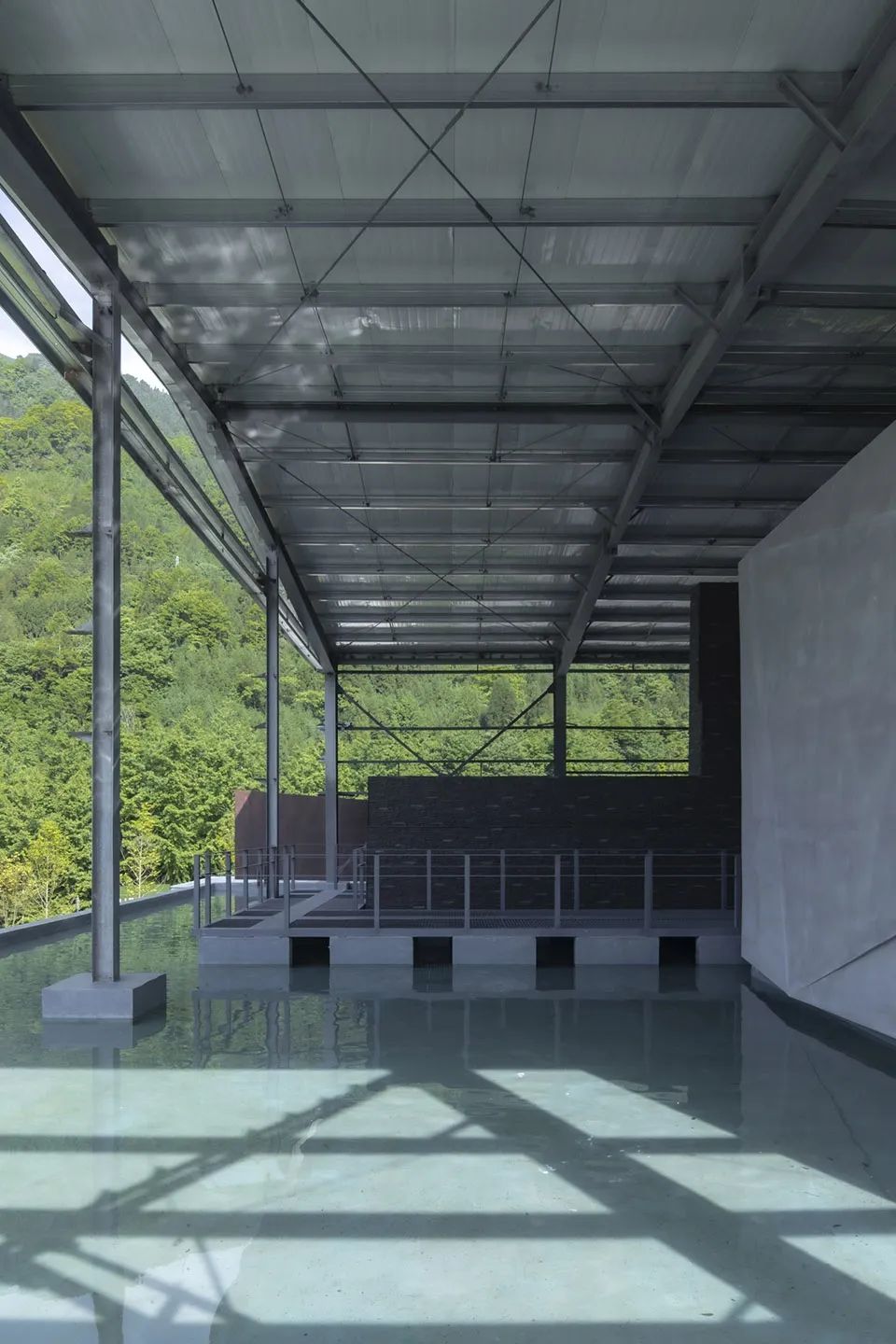 天堑与巨石——“绵茂公路”纪念展览馆设计 / 上海交通大学设计学院昊德工作室