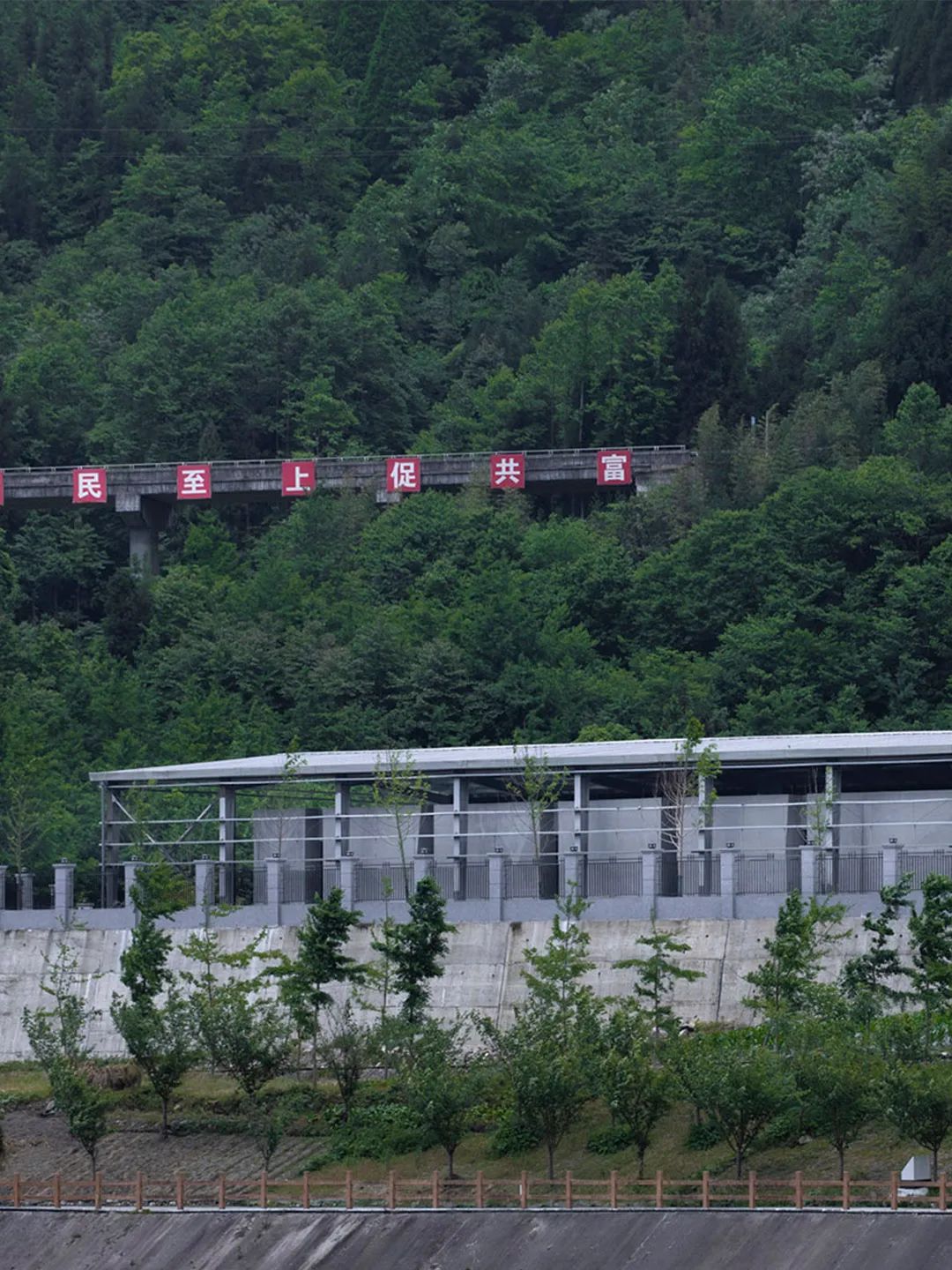 天堑与巨石——“绵茂公路”纪念展览馆设计 / 上海交通大学设计学院昊德工作室