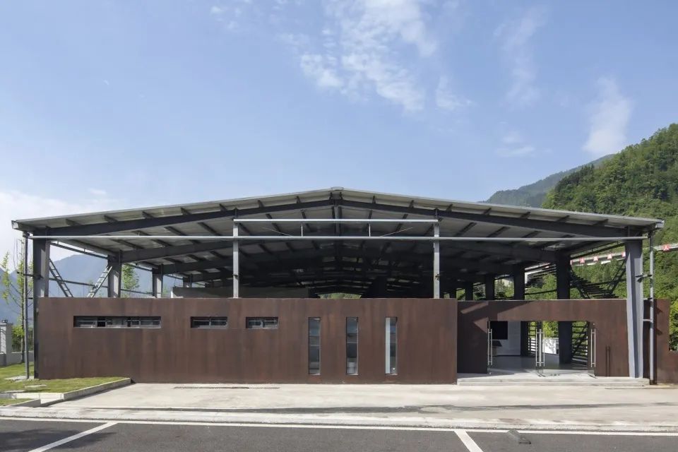 天堑与巨石——“绵茂公路”纪念展览馆设计 / 上海交通大学设计学院昊德工作室