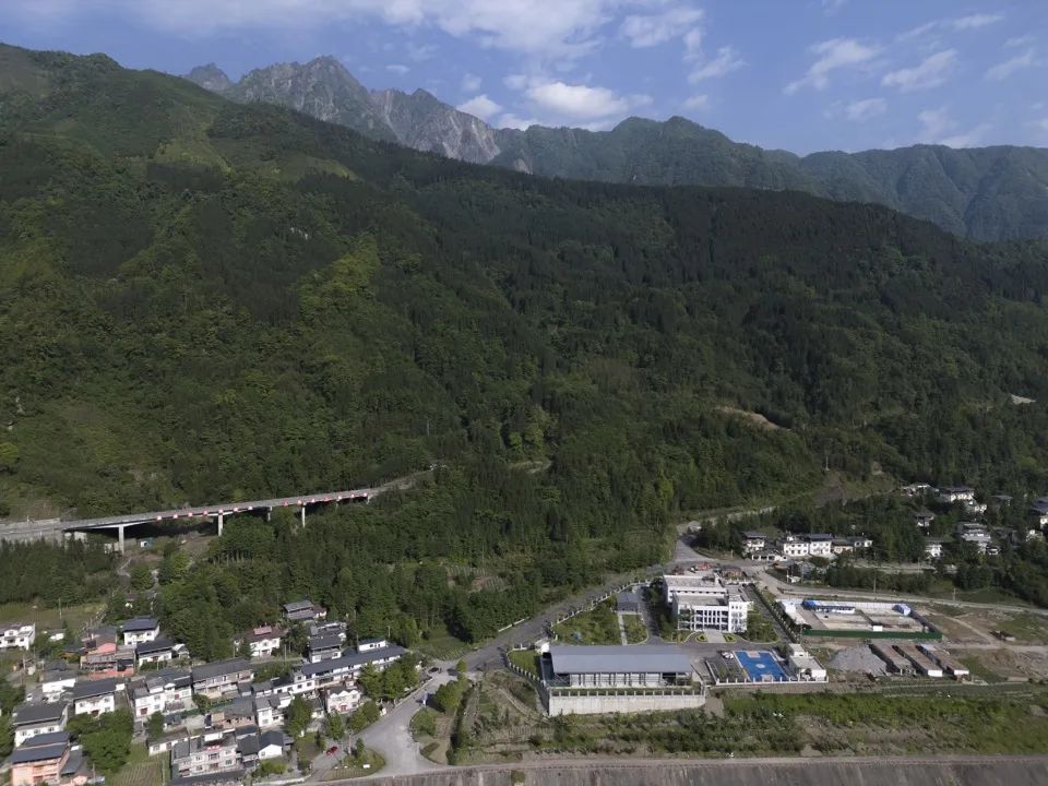 天堑与巨石——“绵茂公路”纪念展览馆设计 / 上海交通大学设计学院昊德工作室