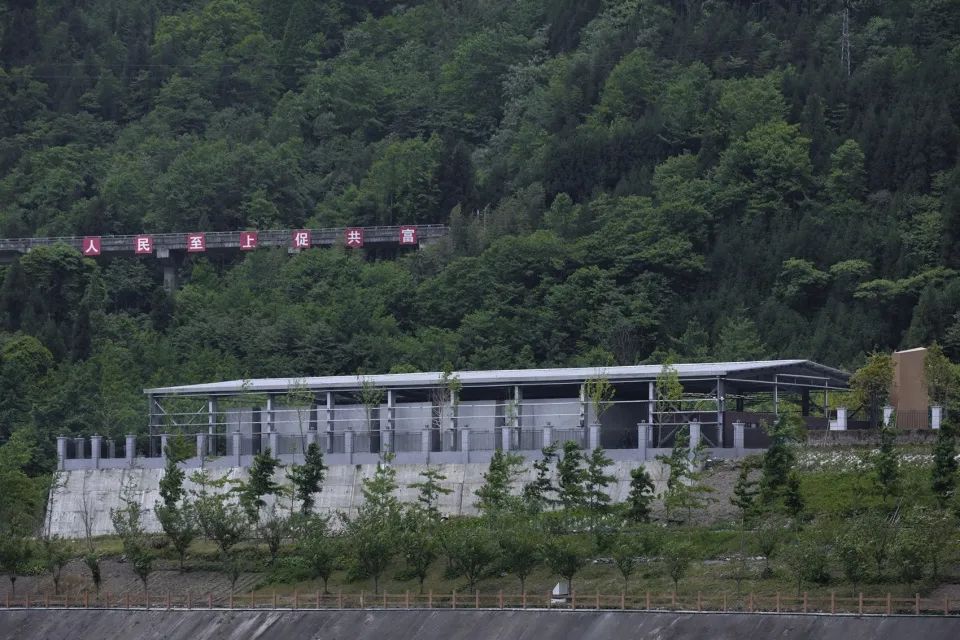 天堑与巨石——“绵茂公路”纪念展览馆设计 / 上海交通大学设计学院昊德工作室
