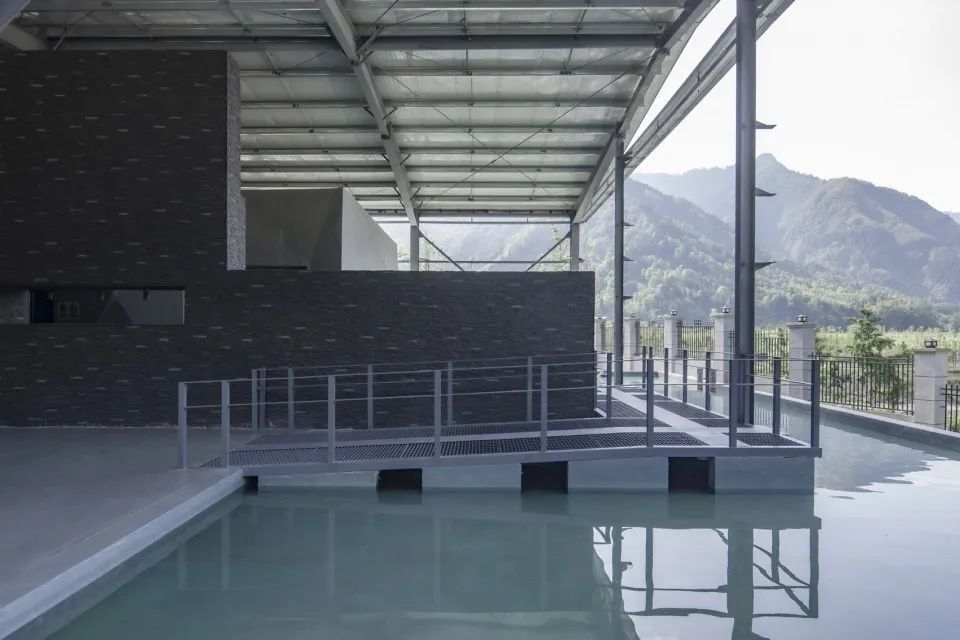 天堑与巨石——“绵茂公路”纪念展览馆设计 / 上海交通大学设计学院昊德工作室