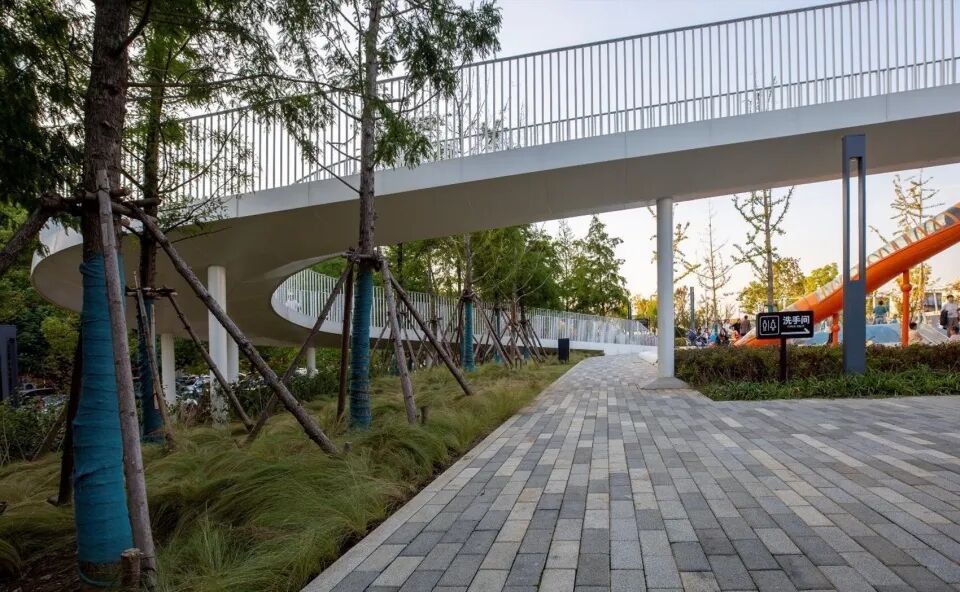 日常景观基础设施城市停车公园设计 / 东南建院 + 正中国际